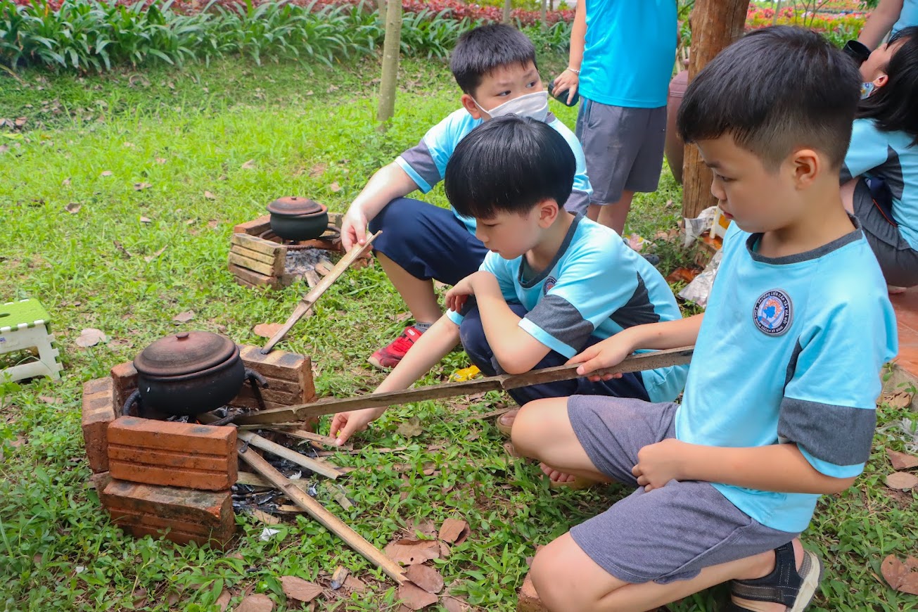 Trải nghiệm nấu cơm niêu bàng bếp củi.